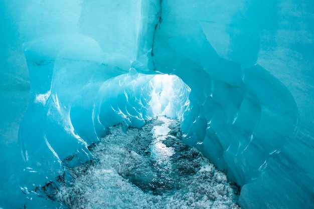 Foto grotta di ghiaccio di cristallo blu al ghiacciaio solheimajokull