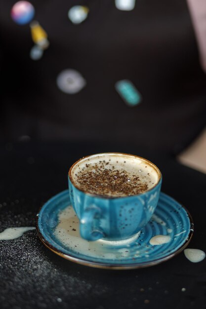 背景をぼかした写真のマグカップにホット コーヒーの青いカップ セレクティブ フォーカス コピー スペース