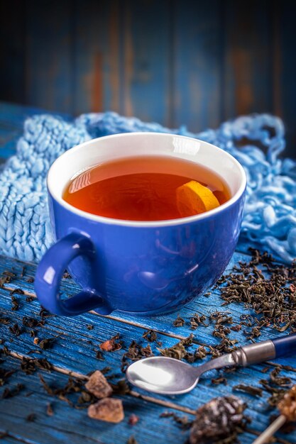 Foto tazza blu con tè nero