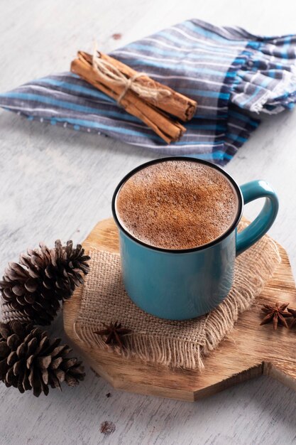 Foto tazza blu con bevanda al cioccolato e cannella