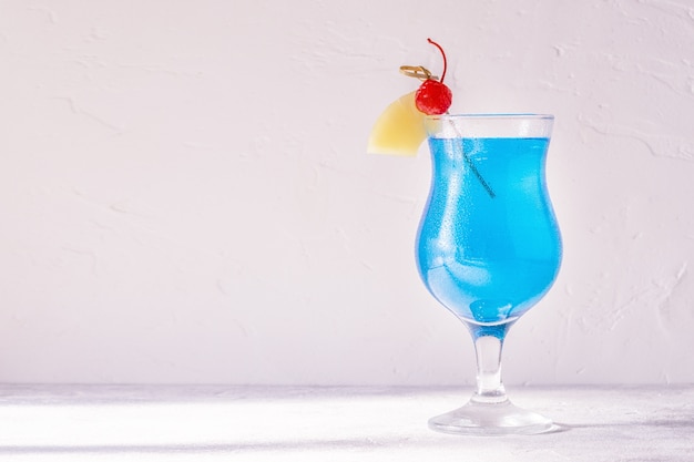 Cocktail blu curacao decorato con frutta