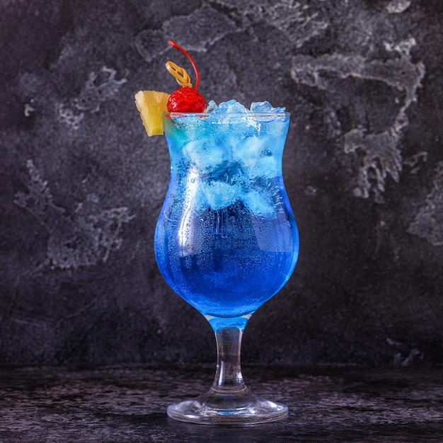 Blue Curacao cocktail versierd met fruit