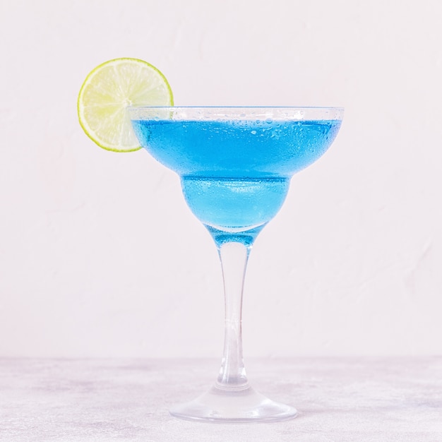 Blue Curacao cocktail versierd met limoen