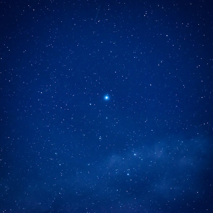 Photo blue dark night sky with big bright starin the centre. space milkyway background