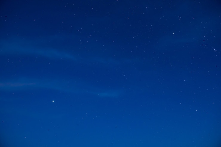 Photo 多くの星と青く暗い夜空。宇宙の背景に天の川