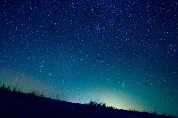 多くの星と青く暗い夜空ミルキーウェイコスモスの背景