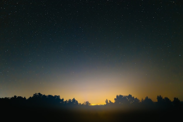 Голубое темное ночное небо с множеством звезд. Космический фон