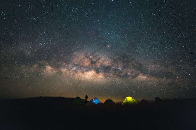 Фото Синее темное ночное небо со звездным млечным путем