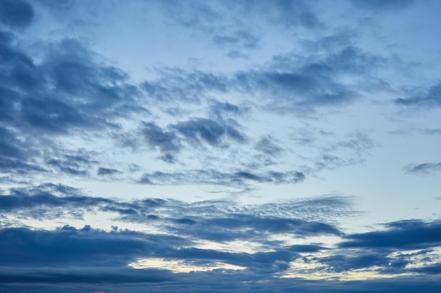 雲と青い夜明けの空