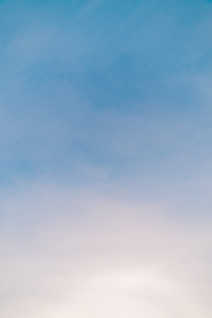Photo blue day clear sky with light clouds. smooth blue white gradient of sky. wonderful weather. 