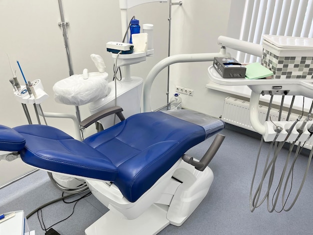 Foto una poltrona odontoiatrica blu in uno studio dentistico