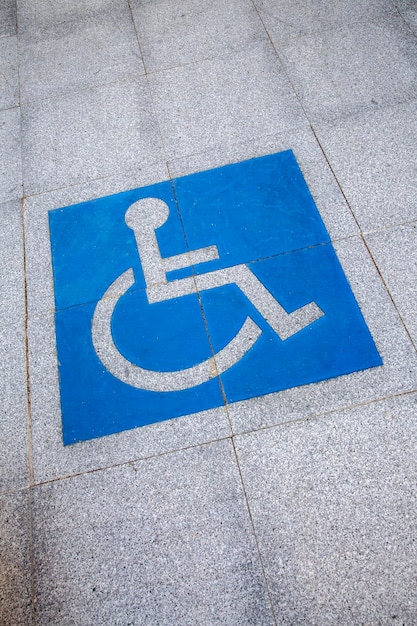 Foto simbolo blu per disabili su strada