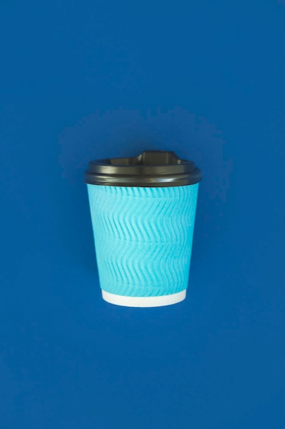 Foto coppa da caffè blu usa e getta