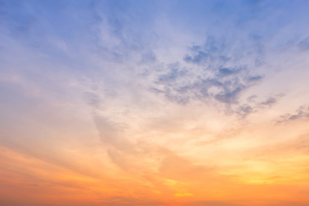 Fondo drammatico blu di struttura del cielo di tramonto.