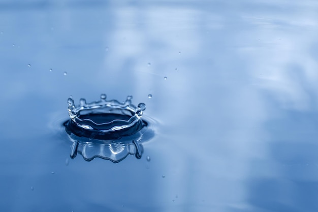 Photo blue drop water liquid blue water drop ripple background