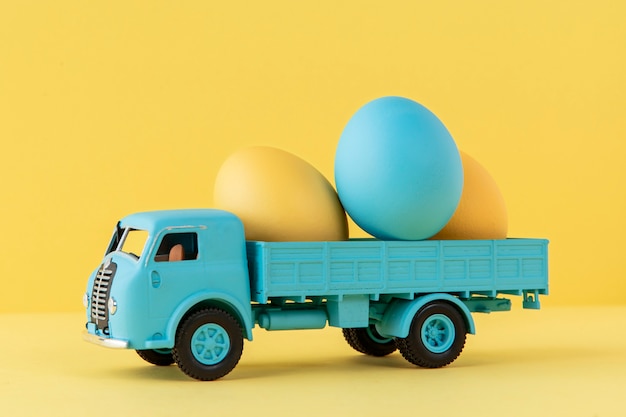 Foto automobile blu di pasqua con le uova variopinte