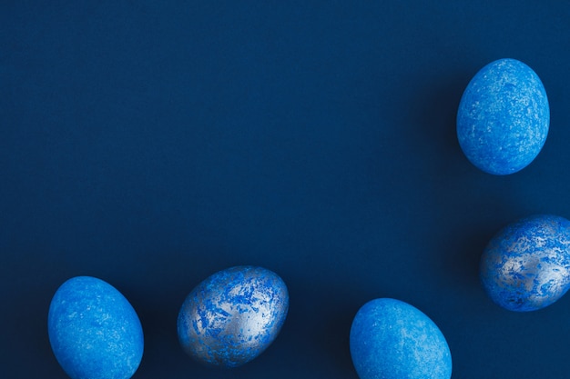 Photo blue easter eggs painted by hand on a dark background