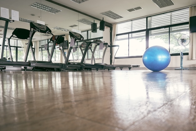 Foto la palla da ginnastica blu posizionata al centro della sala fitness