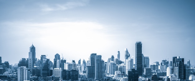 Photo blue-filtered cityscape and high-rise buildings in metropolis city center