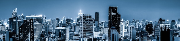 Городской пейзаж с голубым фильтром и высотные здания в центре мегаполиса