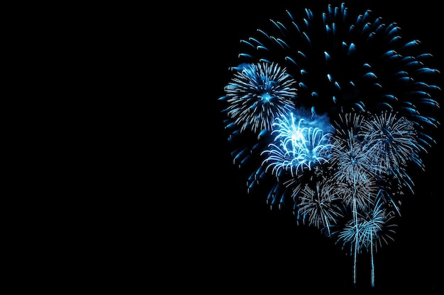 Foto fuochi d'artificio blu su sfondo nero