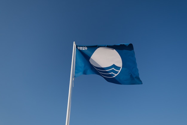 Foto spiaggia bandiera blu 2020 sul cielo blu