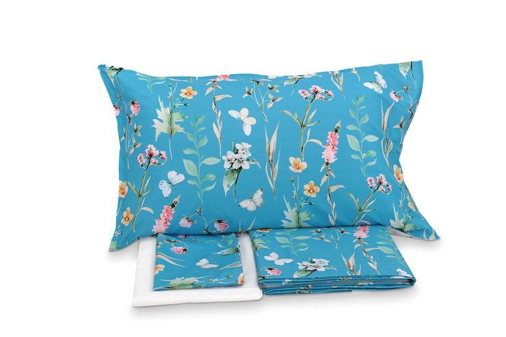 Photo a blue floral pillow case with a white pillowcase and a white pillowcase.