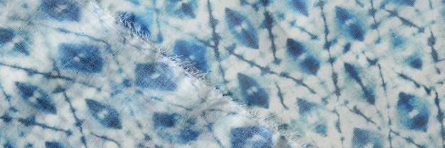 ブルーの幾何学模様のパステルブルーと白の抽象的なパターンのストレッチコットン生地