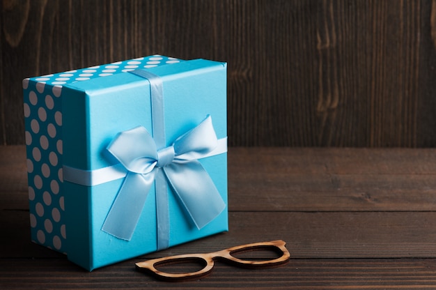 Синяя подарочная коробка с бантом