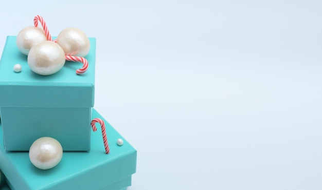 クリスマスの杖、白の大小の真珠ビーズが付いた青いギフトボックス