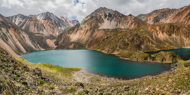 山の高い青い氷河湖高地の谷にある湖のある大気中の緑の風景アルタイ山脈