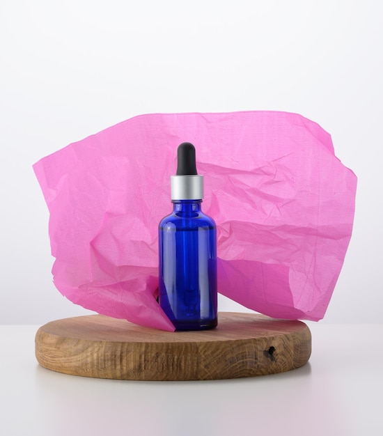 化粧品用オイルと美容液用のピペット付きの青いガラス瓶広告と製品プロモーション