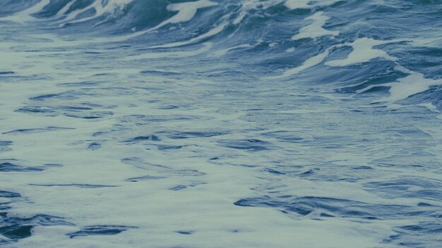 写真 青く輝く海の表面 水晶のように澄んだ海水