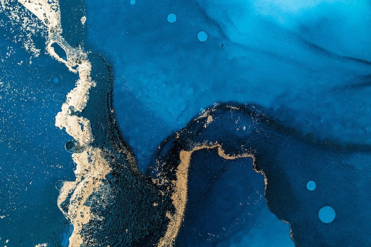 Photo a blue and gold painting of a body of water with the words'blue'on the bottom.