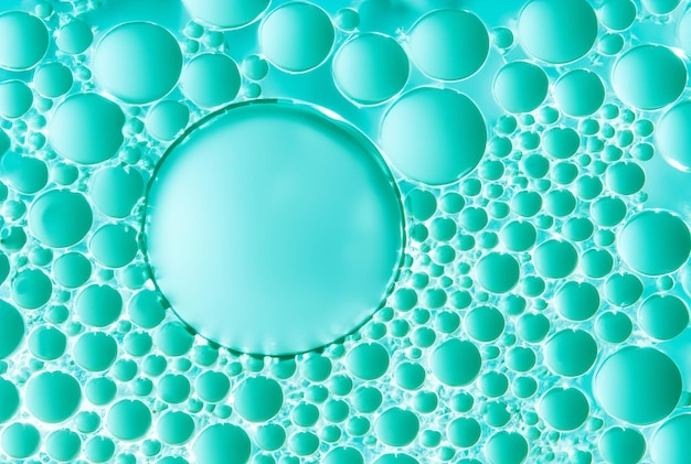 泡が入った青と緑の水の泡。