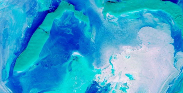 この画像には青と緑の色の水が示されています