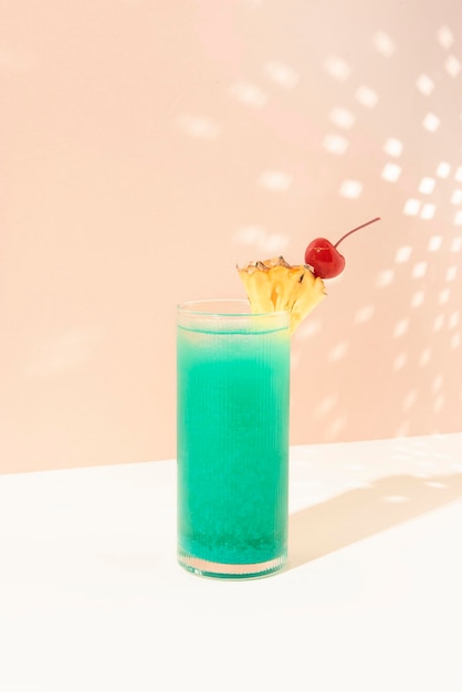 Cocktail blue hawaii con ananas e ciliegia