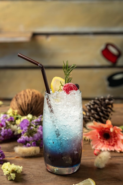 Photo blue hawaii cold drink topping cherry