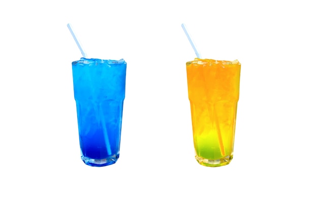 Blue Hawaii en jus d'orange cocktail met ijs op witte achtergrond white