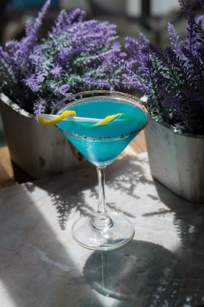 Blue Hawaiian Cocktail in een martini-bril