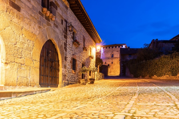 스페인 산틸라나 델 마르(Santillana del Mar)의 시골 마을 거리의 푸른 시간 전망.