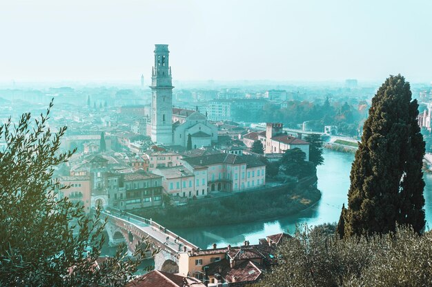 Photo blue hours in verona centre italy panoramic view from above on adige river and ponte pietra bridge