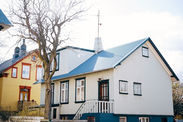 Photo blue house with blue roof in reykjavik the capital of iceland