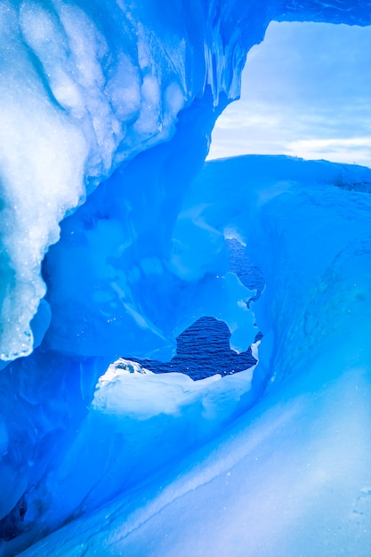 Grotta di ghiaccio blu