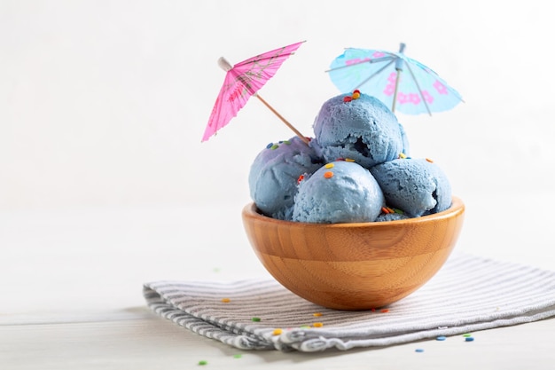 안찬차를 곁들인 블루 아이스크림