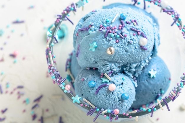 Foto il gelato blu con lo zucchero spruzza il primo piano