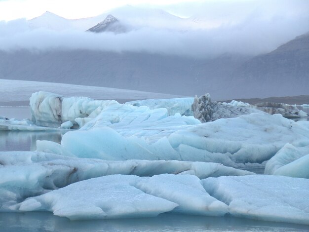 Iceberg blu che galleggiano nella laguna del ghiacciaio di jokulsarlon, islanda del sud