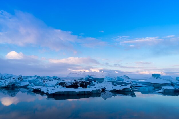 Iceberg blu nella laguna glaciale, jokulsarlon, iceland