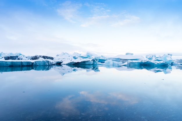 Photo blue icebergs in glacier lagoon, jokulsarlon, iceland