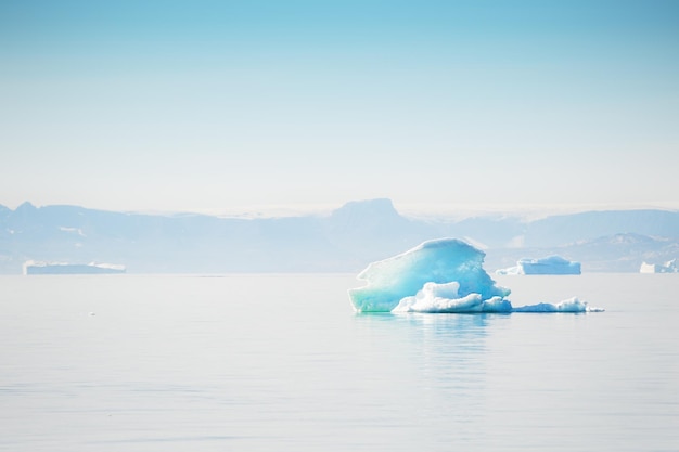 그린란드 Ilulissat icefjord의 푸른 빙산